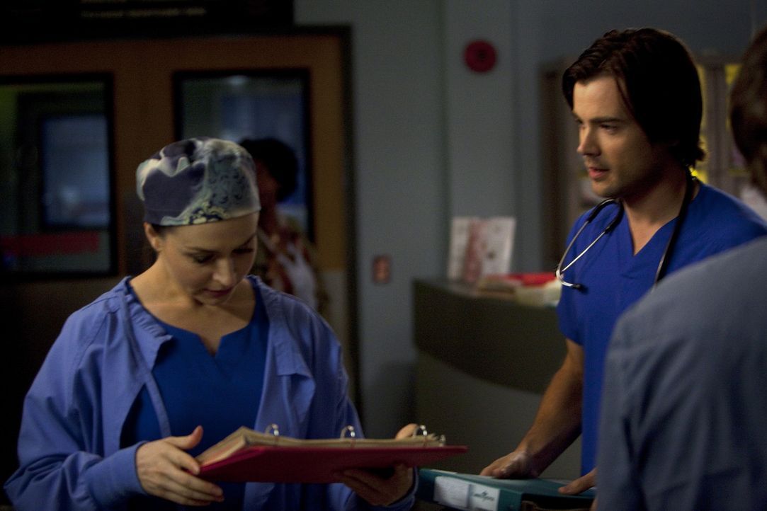 Versuchen alles, um Leben zu retten: Amelia (Caterina Scorsone, l.) und James (Matt Long, r.) ... - Bildquelle: ABC Studios