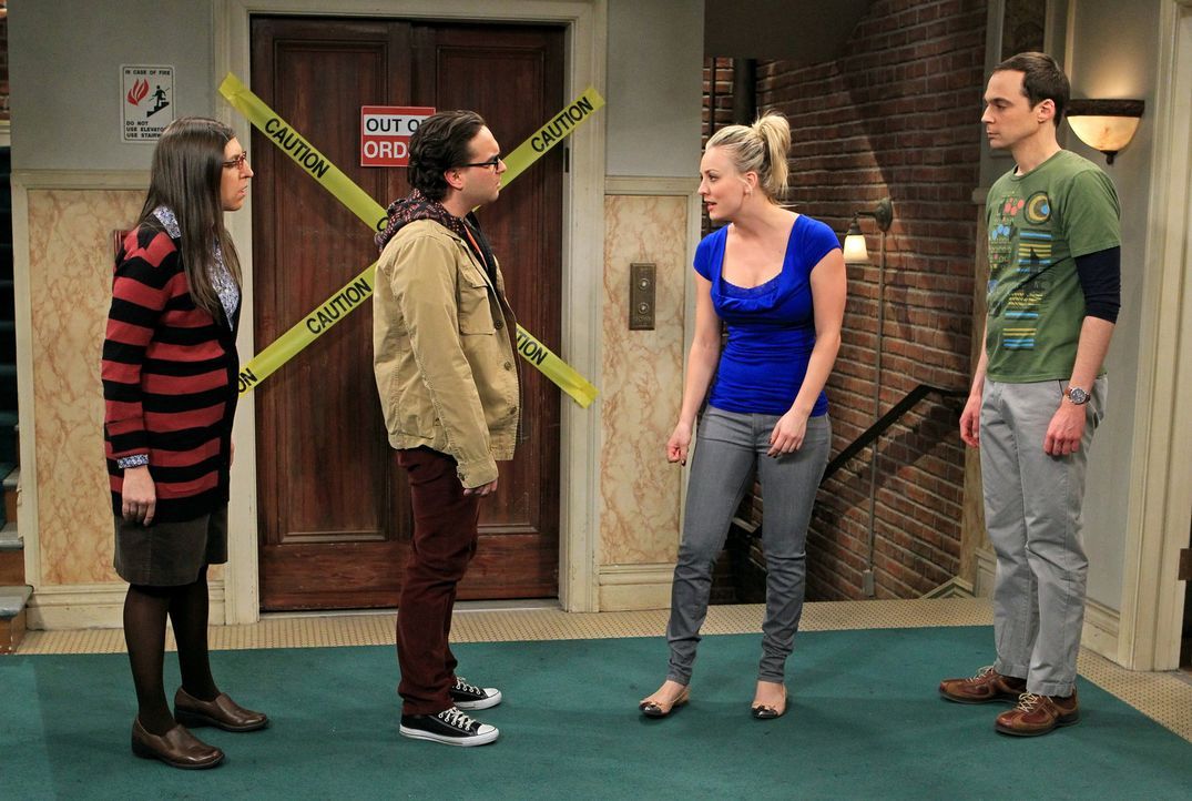 Ein Streit zwischen Sheldon (Jim Parsons, r.) und Leonard (Johnny Galecki, 2.v.l.) schwappt auch auf Penny (Kaley Cuoco, 2.v.r.) und Amy (Mayim Bial... - Bildquelle: Warner Bros. Television