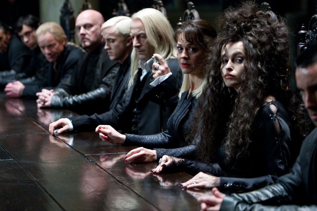 Sind sie wirklich alle treue Diener des dunklen Lords? Draco (Tom Felton, M.), Lucius Malfoy (Jason Isaacs, 3.v.r.), Narcissa Malfoy (Helen McCrory,... - Bildquelle: 2010 Warner Bros.