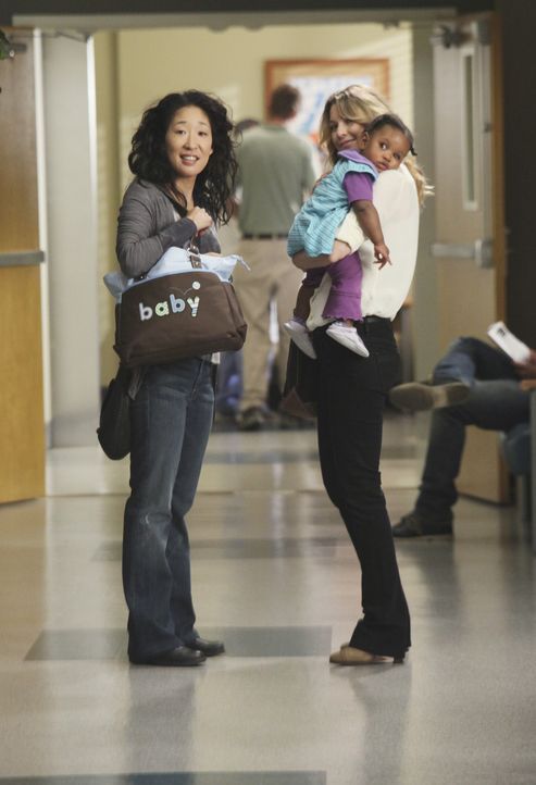 Während die Ehe von Cristina (Sandra Oh, l.) und Owen auf dem Prüfstand steht, muss Meredith (Ellen Pompeo, r.) die Konsequenzen tragen, die durch... - Bildquelle: ABC Studios