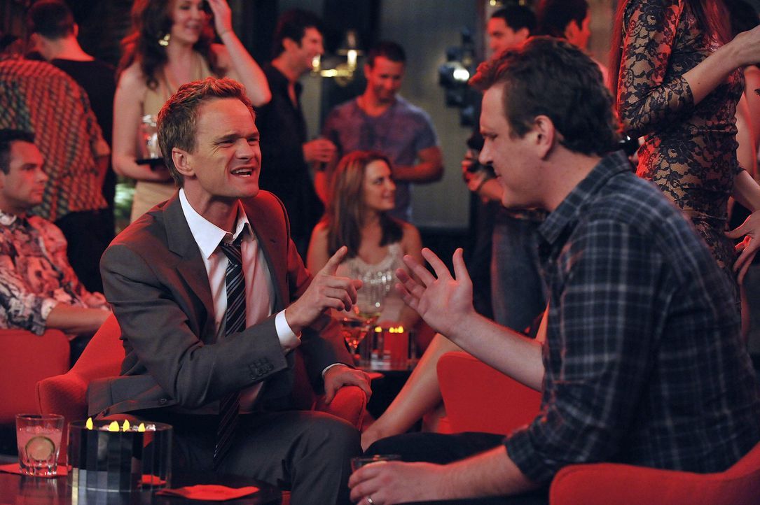 Barney (Neil Patrick Harris, r.) und Marshall (Jason Segel, r.) streiten sich über den Abriss des Arcadian Hotels ... - Bildquelle: 20th Century Fox International Television