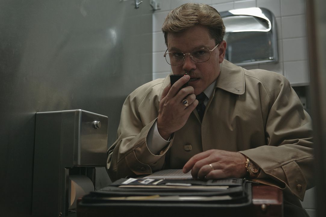 Schon bald verdingt sich Whitacre  (Matt Damon) als "Geheimagent", der Gespräche aufzeichnet, in den Akten wühlt und sich dabei natürlich sehr, s... - Bildquelle: Warner Bros. Pictures