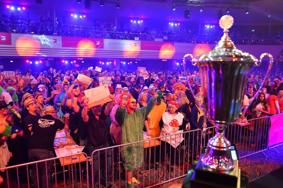 Wer wird den Promi-Darts-WM Pokal in diesem Jahr mit nach Hause nehmen? - Bildquelle: Willi Weber ProSieben