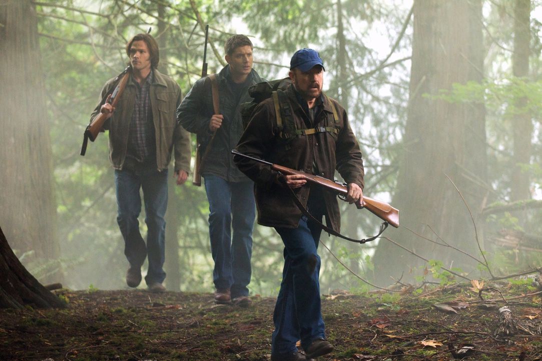 Versuchen im New Jersey State Park, eine Kreatur zu schnappen, die Menschen im Wald tötet: Sam (Jared Padalecki, l.), Dean (Jensen Ackles, M.) und B... - Bildquelle: Warner Bros. Television