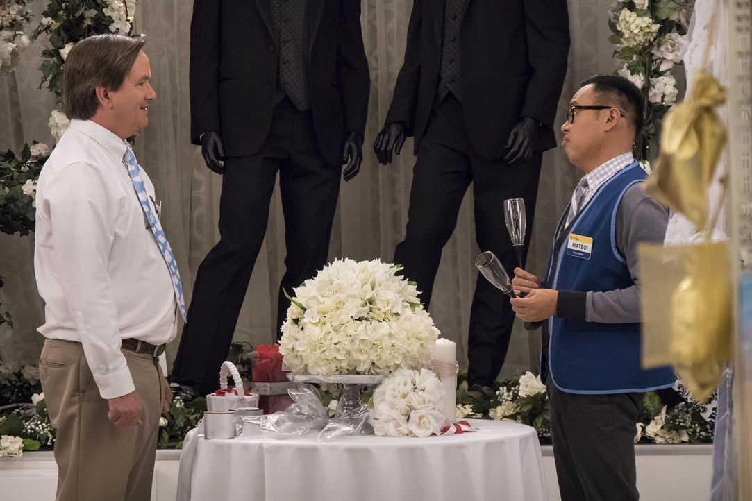 Glenn (Mark McKinney, l.) möchte als toleranter Christ wahrgenommen werden und dekoriert daher einen Teil des Ladens gezielt an homosexuelle Brautpa... - Bildquelle: Brandon Hickman 2015 Universal Television LLC. ALL RIGHTS RESERVED.
