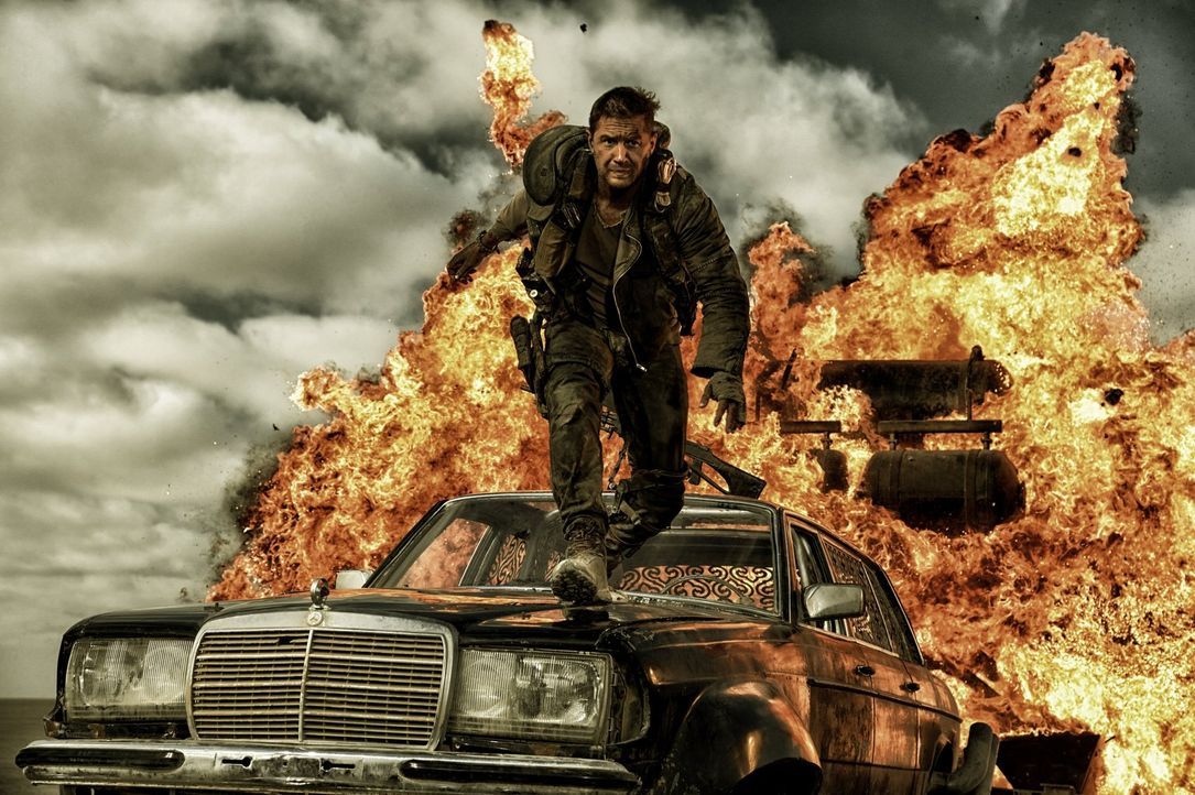 In einer Welt, die nur noch aus Feuer und Blut besteht, kämpft der Einzelgänger Max (Tom Hardy) jeden Tag ums Überleben. Als er sich dann unfreiwill... - Bildquelle: 2015 Warner Bros.