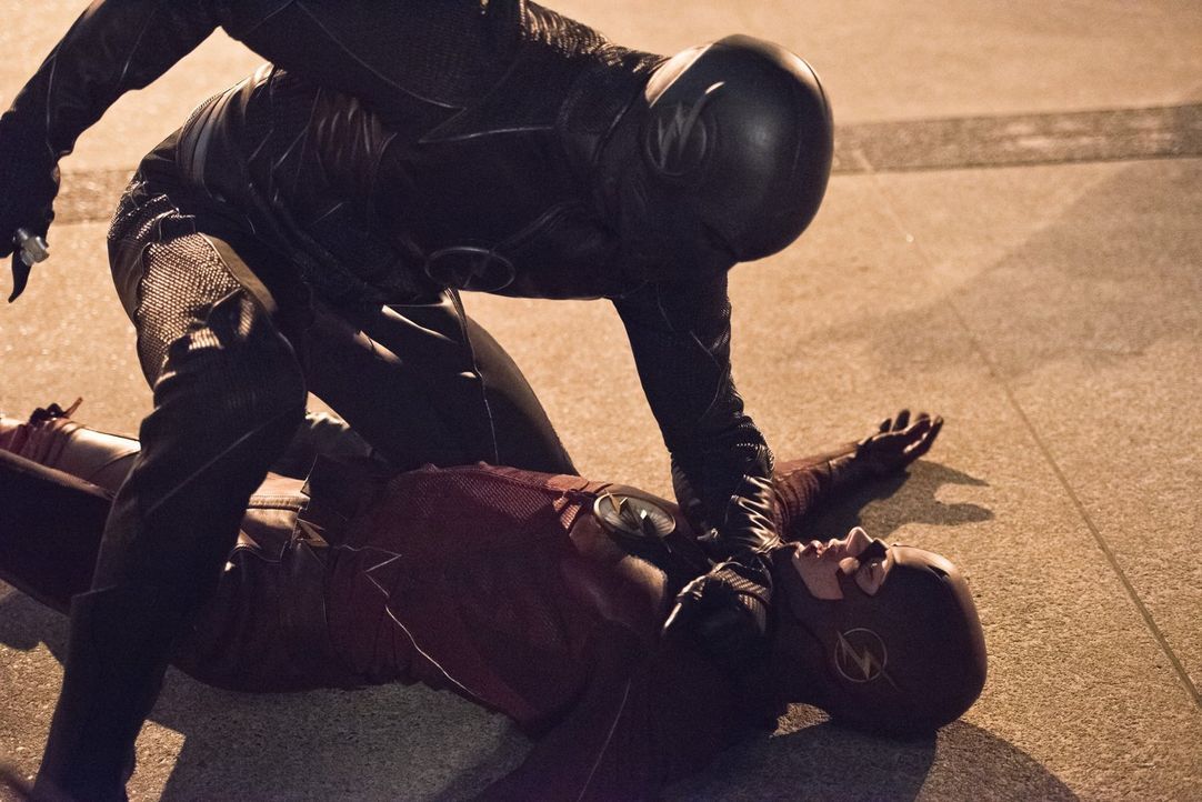 Zoom (Tony Todd, oben) macht Barry alias The Flash (Grant Gustin, unten) und ganz Central City klar, wer der schnellste Mann beider Welten ist ... - Bildquelle: 2015 Warner Brothers.