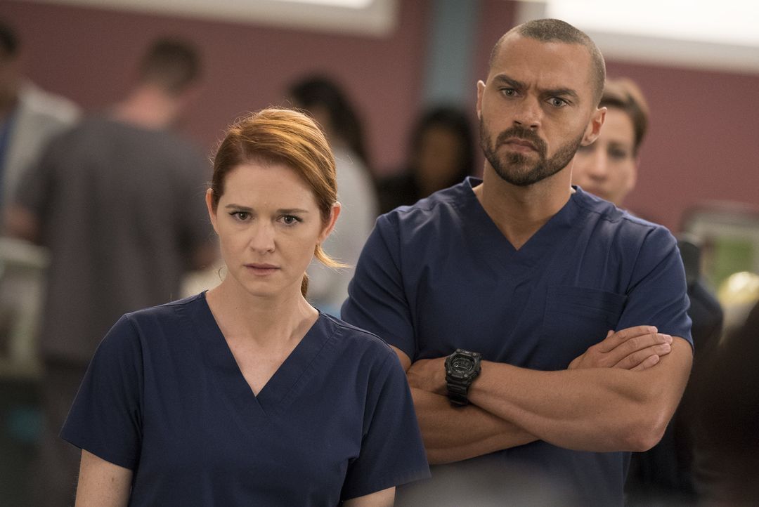 April (Sarah Drew, l.) muss sich um die Ehefrau eines Mannes aus ihrer Vergangenheit kümmern, während ein neuer Fall Jackson (Jesse Williams, r.) be... - Bildquelle: Mitch Haaseth 2017 American Broadcasting Companies, Inc. All rights reserved./Mitch Haaseth