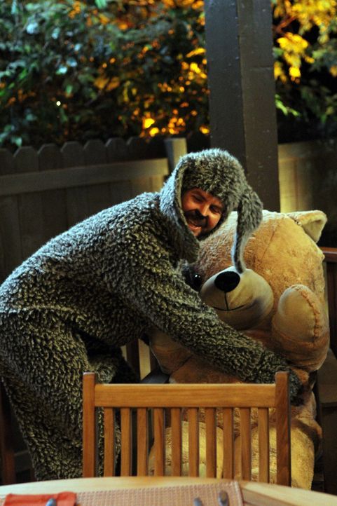 Nicht ohne meinen Teddy! Wilfred (Jason Gann) schleppt das Kuscheltier wirklich überallhin mit und macht sich dadurch nicht nur Freunde ... - Bildquelle: 2011 FX Networks, LLC. All rights reserved.