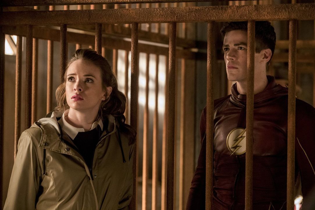 Während Caitlin (Danielle Panabaker, l.), Barry alias The Flash (Grant Gustin, r.), Cisco und Julian auf Erde 2 in die Fänge der Gorillas geraten, s... - Bildquelle: 2016 Warner Bros.