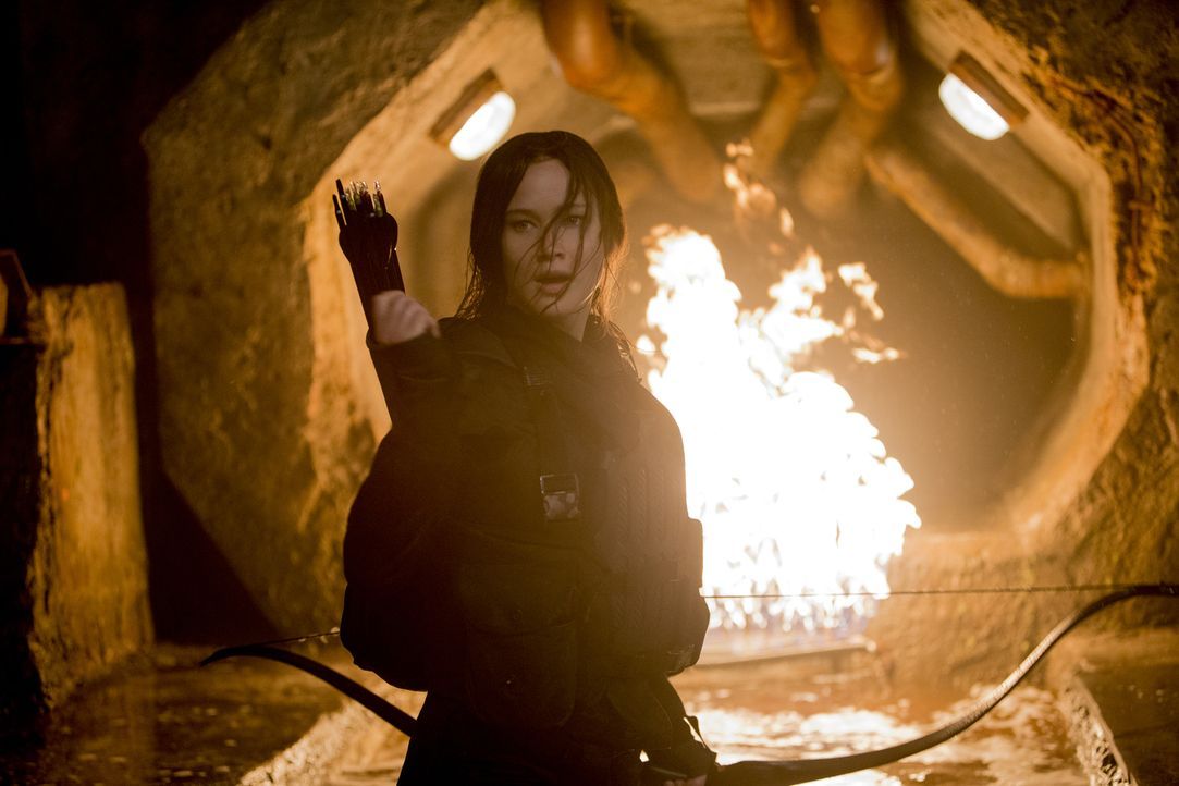 Widerwillige Gallionsfigur der Rebellion gegen das totalitäre Regime: Gegen den Willen der Rebellenführung will Widerstandskämpferin Katniss Everdee... - Bildquelle: Murray Close TM &   2015 Lions Gate Entertainment Inc. All rights reserved.