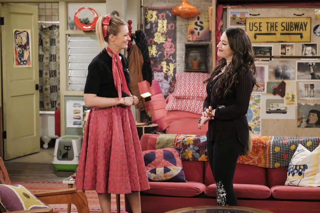 Noch ahnen Caroline (Beth Behrs, l.) und Max (Kat Dennings, r.) nicht, dass sie schon bald mehr mit dem Bowlen zu tun haben werden, als ihnen lieb i... - Bildquelle: Warner Bros. Television