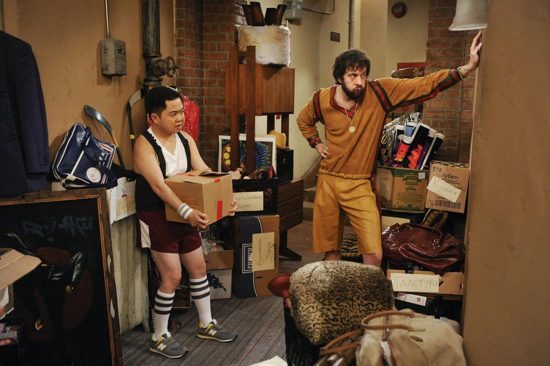 Als Han (Matthew Moy, l.) anbietet bei Olegs (Jonathan Kite, r.) Umzug zu helfen, ahnt er nicht, was für eine Schwerstarbeit das wird ... - Bildquelle: Warner Bros. Television