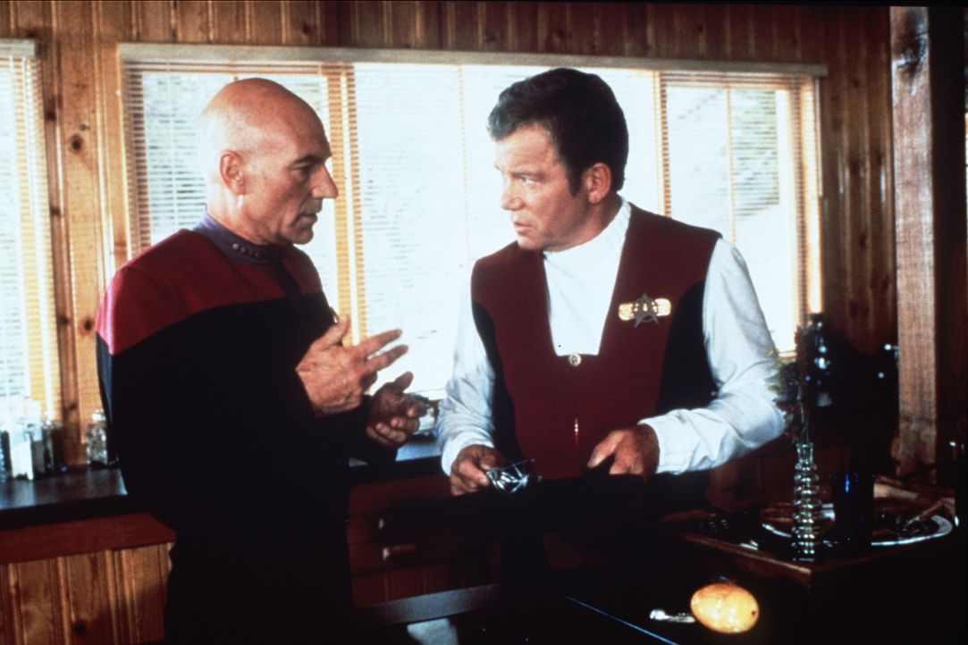Captain Jean-Luc Picard (Patrick Stewart, l.) trifft Captain James T. Kirk (William Shatner, r.) im "Nexus", einem Ort, an dem alle Wünsche in Erf - Bildquelle: Paramount Pictures