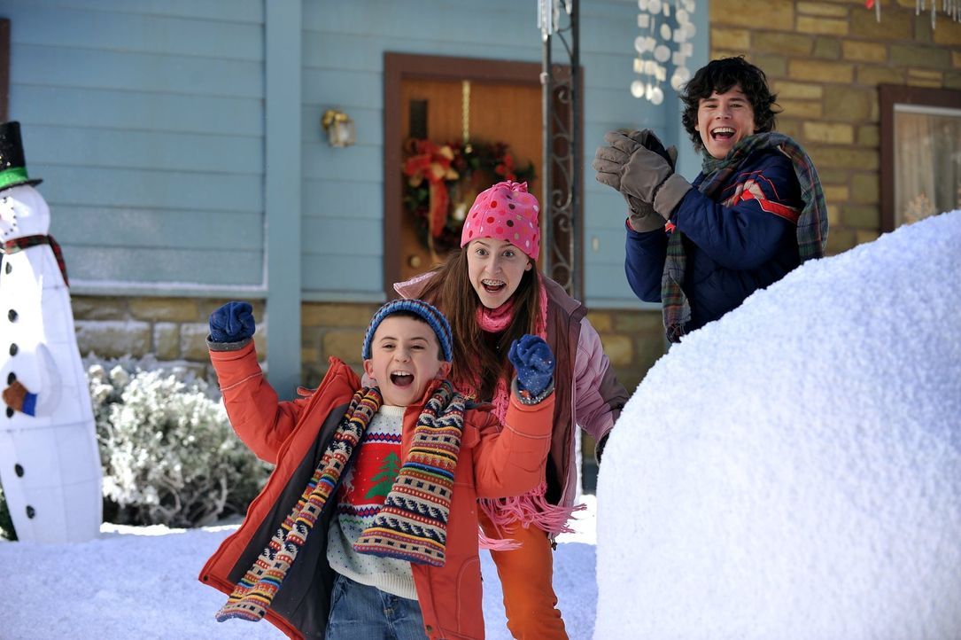 Auch zu Weihnachten hört für Brick (Atticus Shaffer, vorne), Sue (Eden Sher, M.) und Axl (Charlie McDermott, hinten) der Streit mit den Nachbarskind... - Bildquelle: Warner Brothers
