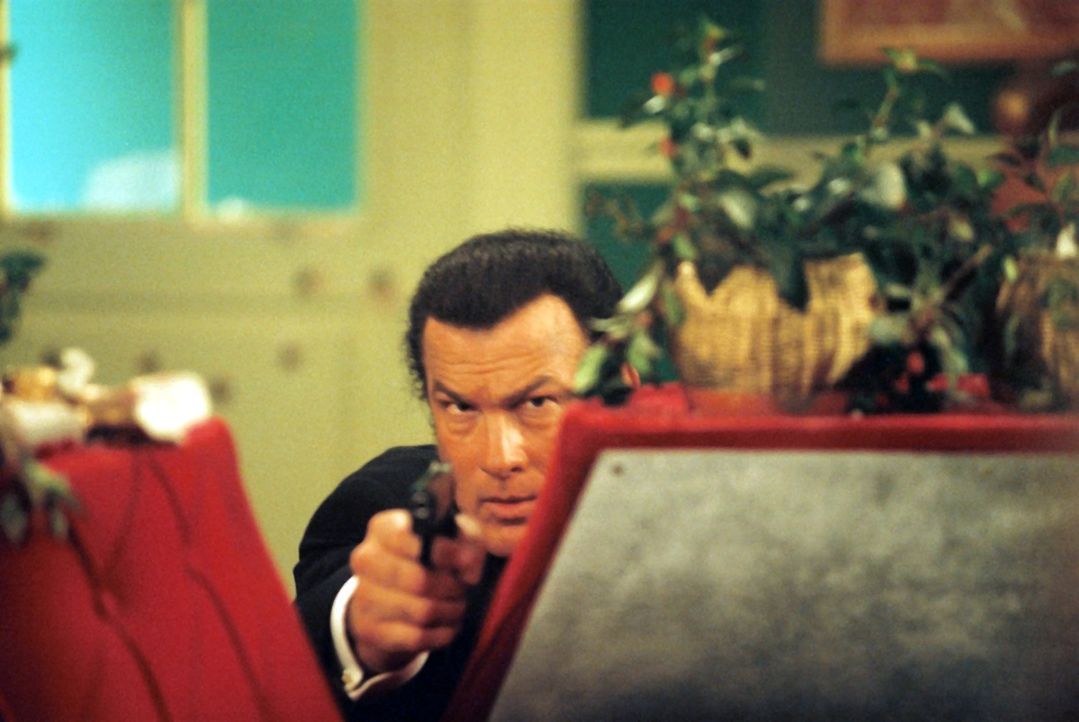 Billy (Steven Seagal) rechnet erbarmungslos mit den Kindesentführern ab ... - Bildquelle: Franchise Pictures