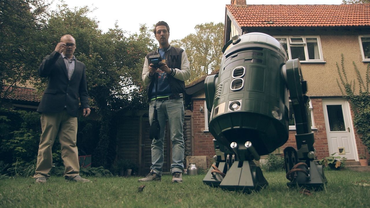 Millionen Fans haben darauf gewartet: Der neue "Star Wars"-Film "Die dunkle Macht" startet weltweit in den Kinos. Thilo Mischke (r.) blickt im "Gali... - Bildquelle: ProSieben