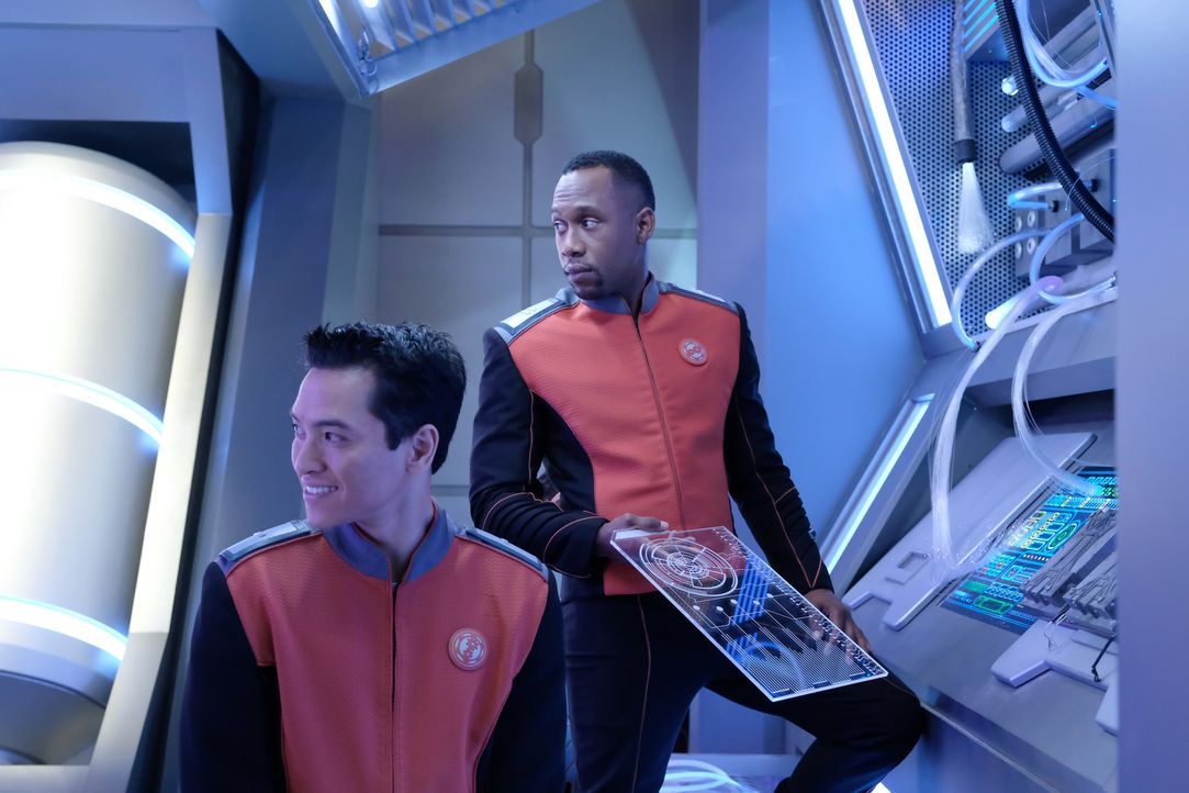 Eigentlich wollten John (J. Lee, r.) und seine Kollegen endlich ein paar Arbeiten an der Orville durchführen, doch dann verschwindet das Shuttle von... - Bildquelle: Ray Mickshaw 2017 Fox and its related entities. All rights reserved. / Ray Mickshaw