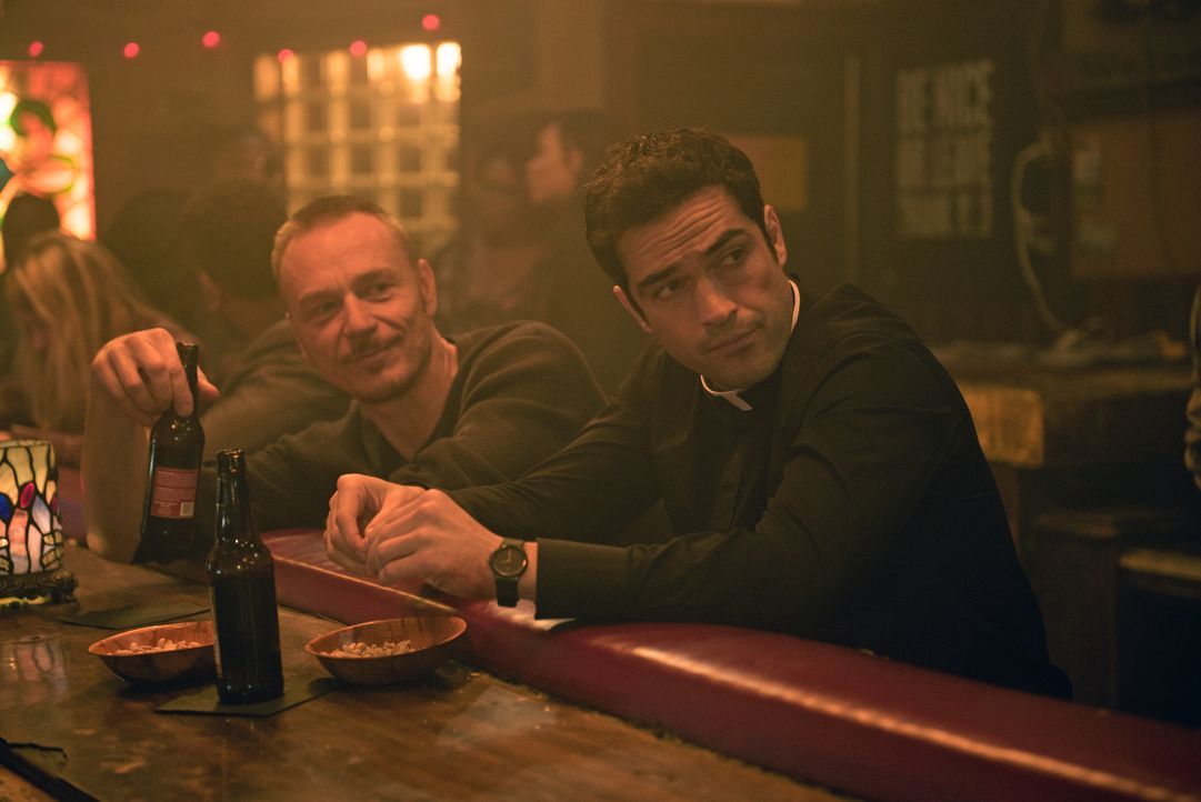 Noch ahnen Pater Marcus (Ben Daniels, l.) und Pater Tomas (Alfonso Herrera, r.) nicht, dass ihr Kampf noch lange nicht vorbei ist und einige böse Üb... - Bildquelle: 2016 Fox and its related entities.  All rights reserved.
