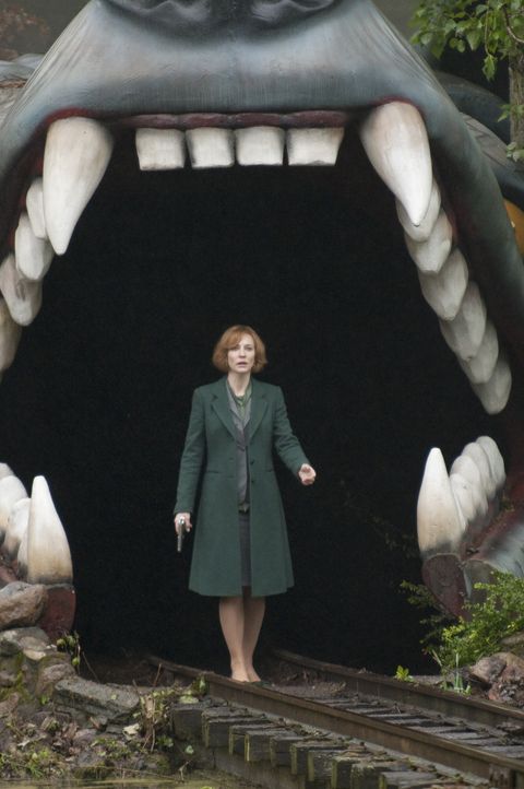 "Und der Haifisch, der hat Zähne", doch CIA-Agentin Marissa Wiegler (Cate Blanchett) verfügt über einige Killer und etliche Waffenarsenale, die s... - Bildquelle: 2011 Focus Features LLC. All Rights Reserved.