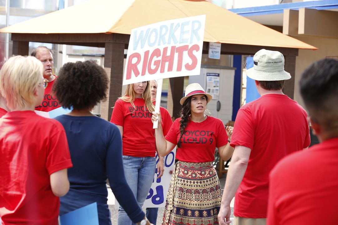 Aufruf zum Boykott: Amy (America Ferrera, M.) möchte mit ihrem Streik für die Arbeitsrechte der Mitarbeiter auf die Missstände im Unternehmen öffent... - Bildquelle: Trae Patton 2016 Universal Television LLC. ALL RIGHTS RESERVED.