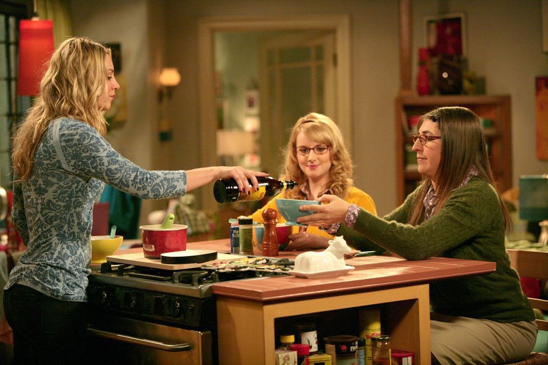 Penny (Kaley Cuoco, l.) beklagt sich bei Amy (Mayim Bialik, r.) und Bernadette (Melissa Rauch, M.) darüber, dass Priya Leonard dazu bringt, Dinge mi... - Bildquelle: Warner Bros. Television