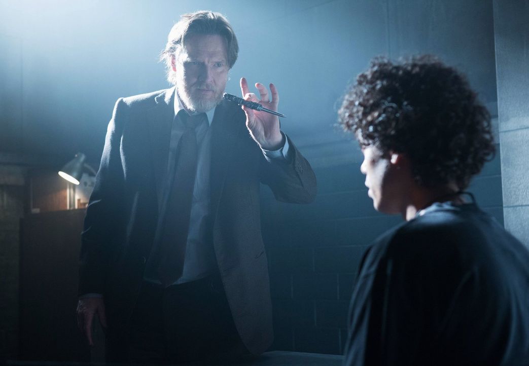 Bullock (Donal Logue, l.) versucht herauszufinden, wer die Politiker auf dem Gewissen hat. Doch hat er bereits den Täter gefunden? - Bildquelle: Warner Bros. Entertainment, Inc.