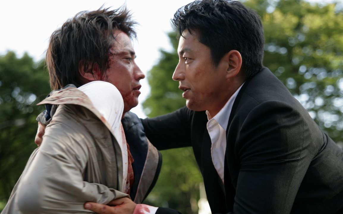 Auf den brutalen Mädchenmörder Kunihide Kiyomaru (Tatsuya Fujiwara, l.), der dem Hass einer ganzen Nation ausgeliefert ist, wird ein enorm hohes Kop... - Bildquelle: Warner Brothers