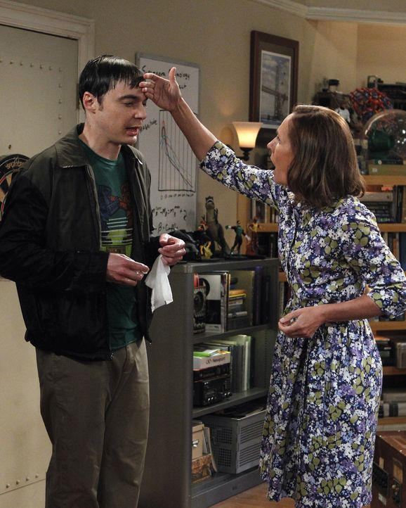 Als Sheldons (Jim Parsons, l.) Mutter Mary (Laurie Metcalf, r.) zu Besuch kommt, ist das Chaos vorprogrammiert ... - Bildquelle: Warner Bros. Television