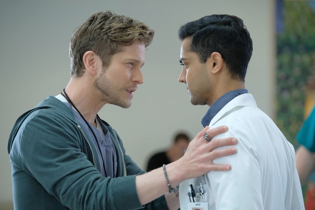 Dr. Devon Pravesh (Manish Dayal, r.) tritt seinen Dienst als Assistenzarzt an. Sein Mentor Dr. Conrad Hawkins (Matt Czuchry, l.) macht ihm schnell k... - Bildquelle: Guy D'Alema 2018 Fox and its related entities.  All rights reserved./ Guy D'Alema