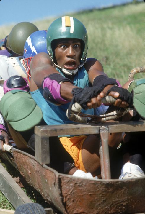 Not macht erfinderisch: Als Derice Bannock (Leon Robinson, r.) mit seiner jamaikanischen Bobmannschaft das erste Mal in der Öffentlichkeit trainier... - Bildquelle: Disney