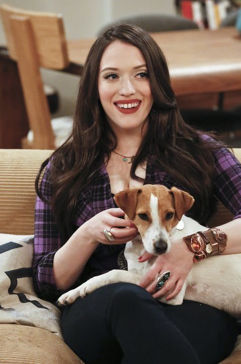 Max (Kat Dennings) bietet ihrem Freund Randy an, ein Auge auf dessen Hund Bruno zu haben und nimmt Caroline mit auf dessen Anwesen. Doch als Bruno d... - Bildquelle: 2016 Warner Brothers