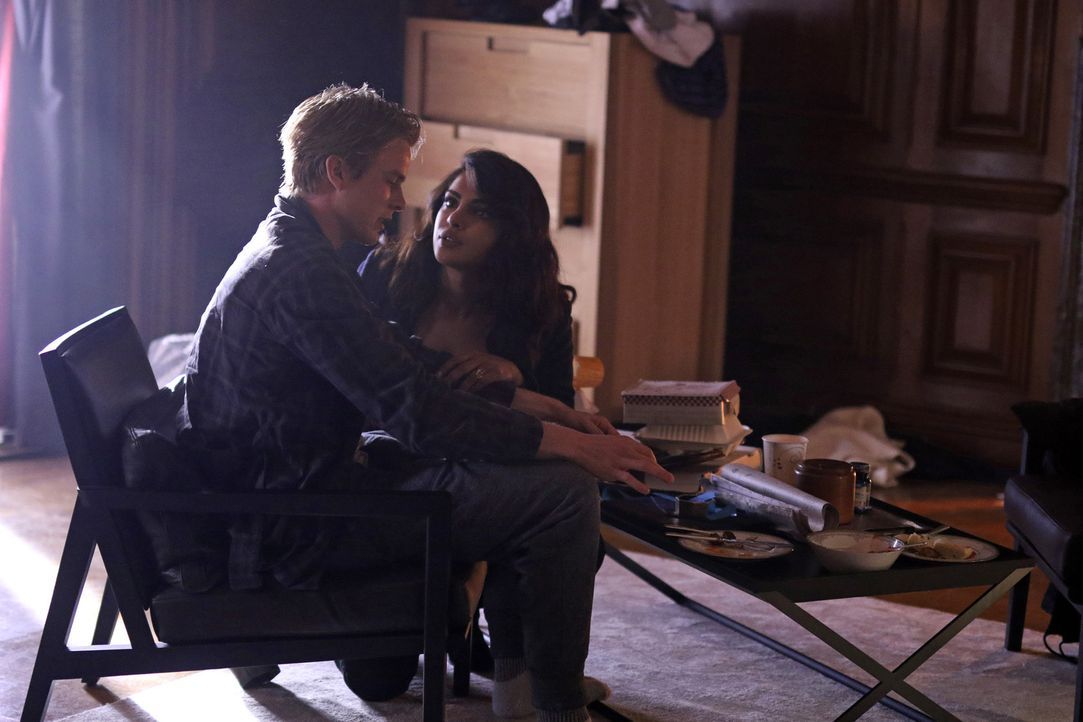 Mit Hilfe von Raina schafft es Alex (Priyanka Chopra, r.), an Caleb (Graham Rogers, l.) heranzukommen, der in der Folge des Anschlags drogensüchtig... - Bildquelle: Bertrand Calmeau 2015 ABC Studios