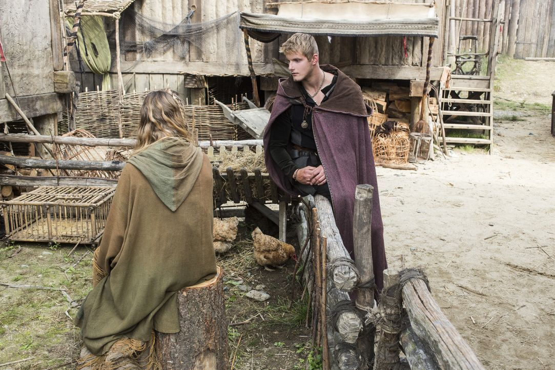 Athelstan wird zu einem Vertrauten von König Egbert, unterdessen findet Bjorn (Alexander Ludwig, r.) Gefallen an der hübschen Porunn (Gaia Weiss, l.... - Bildquelle: 2014 TM TELEVISION PRODUCTIONS LIMITED/T5 VIKINGS PRODUCTIONS INC. ALL RIGHTS RESERVED.