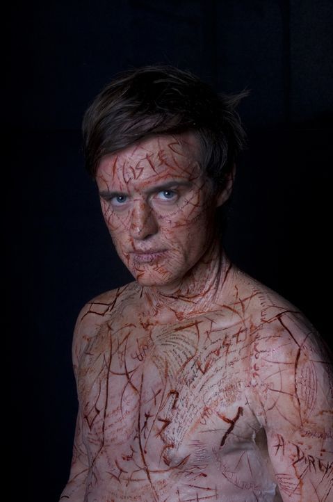 Die Toten wollen sich über Simon McNeal (Jonas Armstrong) Gehör verschaffen und nutzen ihn als ihr Medium. Sie schreiben ihre Worte in seine Haut. S... - Bildquelle: Sunfilm