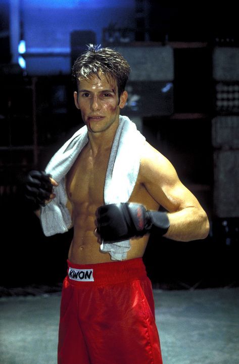 Weil Dennis (Christian Oliver) ein leidenschaftlicher Kickboxer ist, lässt er sich von seinem Bruder für illegale Schaukämpfe anheuern ... - Bildquelle: Leslie Haslam ProSieben
