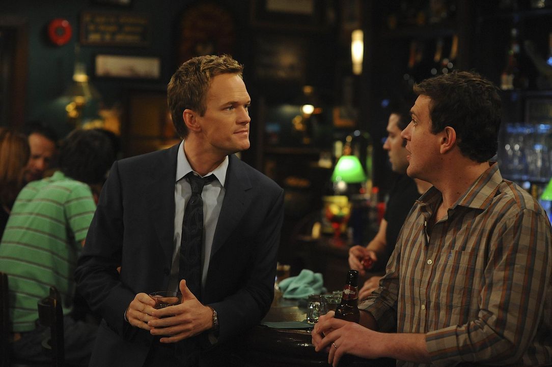 Gestehen Ted die Wahrheit: Marshall (Jason Segel, r.) und Barney (Neil Patrick Harris, l.) ... - Bildquelle: 20th Century Fox International Television