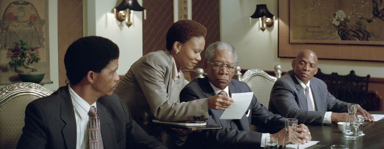 Kaum in seinem Amt merkt der neu gewählte Präsident Nelson Mandela (Morgan Freeman, 2.v.r.), dass trotz des Endes der Apartheid Südafrika weiterhin... - Bildquelle: Warner Bros.