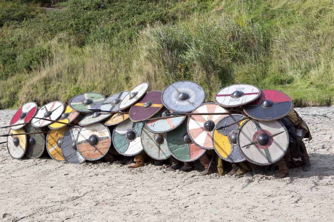 Am angelsächsischen Strand wartet die nächste Herausforderung, der sich die Wikinger mit Kriegsgebrüll und einer gewieften Verteidigungstaktik entge... - Bildquelle: 2013 TM TELEVISION PRODUCTIONS LIMITED/T5 VIKINGS PRODUCTIONS INC. ALL RIGHTS RESERVED.