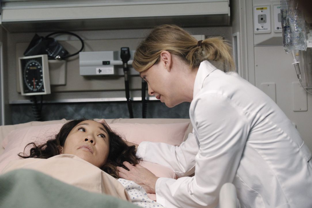 Rückblick: Cristina (Sandra Oh, l.) und Meredith (Ellen Pompeo, r.) versuchen mit den seelischen Wunden und körperlichen Verletzungen des Flugzeug... - Bildquelle: ABC Studios
