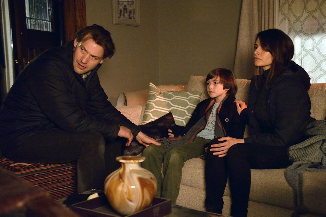 Eph (Corey Stoll, l.) und Nora (Mia Maestro, r.) versuchen Zach (Ben Hyland, M.) klarzumachen, was da draußen passiert. Doch können sie ihn auch dav... - Bildquelle: 2014 Fox and its related entities. All rights reserved.