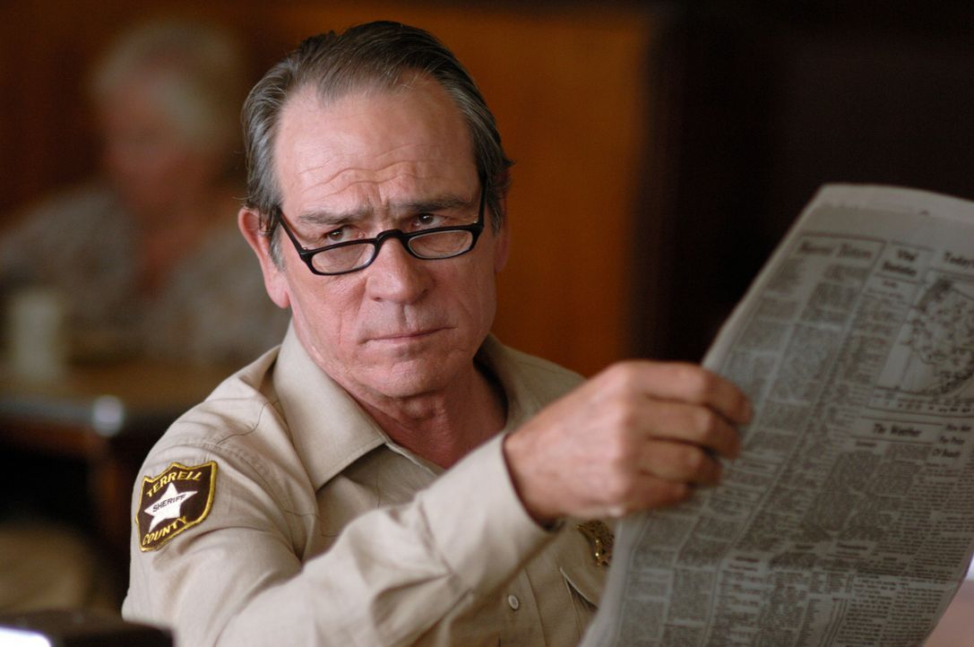 Noch ahnt Sheriff Bell (Tommy Lee Jones) nicht, dass auf ihn eine Jagd nach der Inkarnation des Bösen wartet ... - Bildquelle: 2008 by PARAMOUNT VANTAGE, a Division of PARAMOUNT PICTURES, and MIRAMAX FILM CORP. All Rights Reserved.