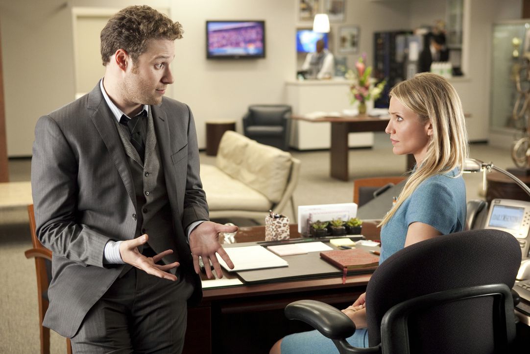Als Britt Britt (Seth Rogen, l.) bemerkt, dass auch Kato mit seiner neuen Sekretärin, Lenore Case (Cameron Diaz, r.), ausgehen will, rastet er tota... - Bildquelle: Motion Picture   2011 Columbia Pictures Industries, Inc. All Rights Reserved.
