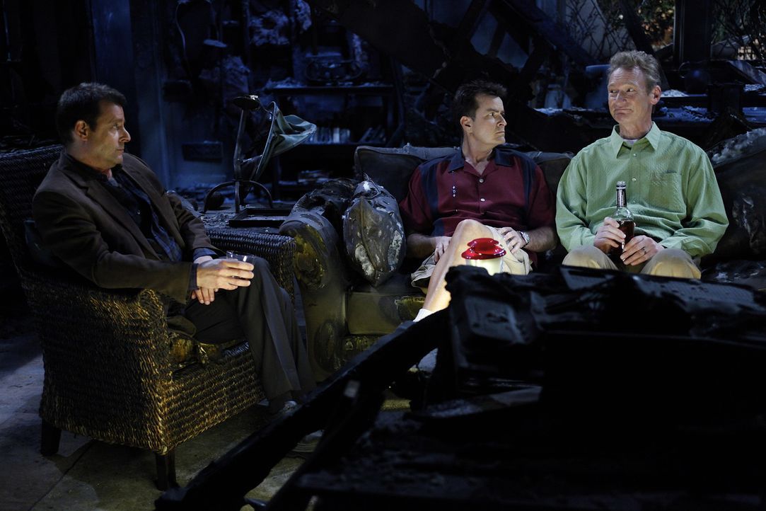 Eine emotionalen Männerrunde: Chris (Judd Nelson, l.), Charlie (Charlie Sheen, M.) und Herb (Ryan Stiles, r.) ... - Bildquelle: Warner Bros. Television