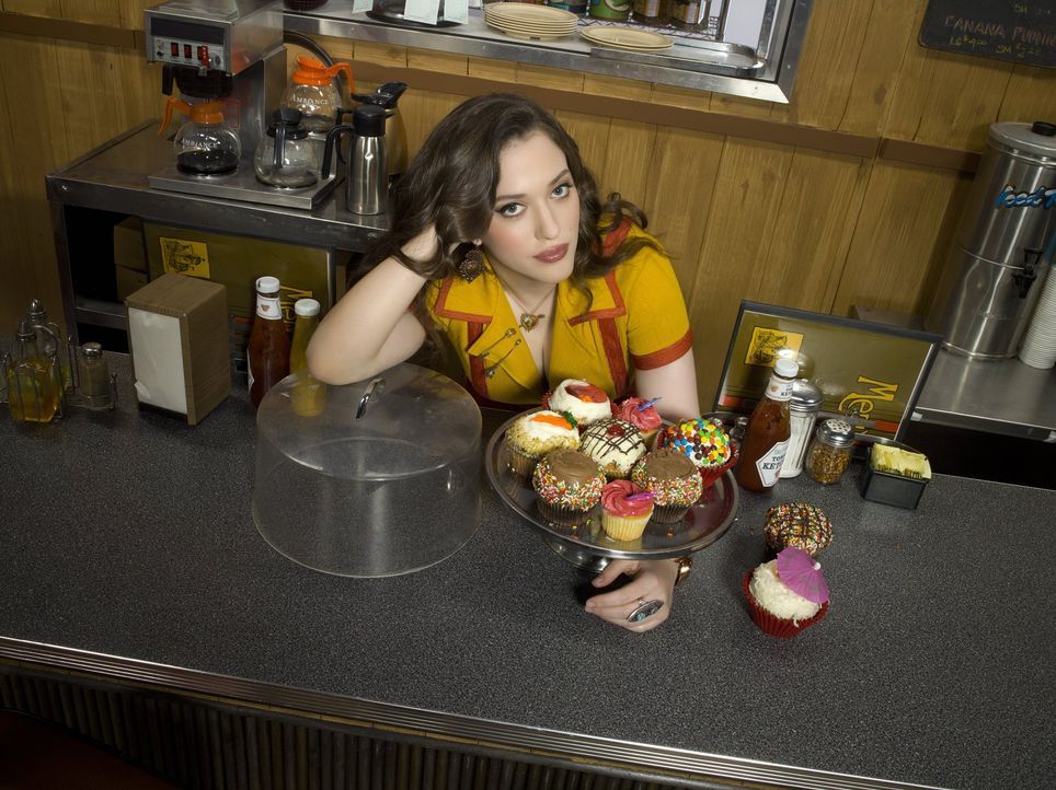 (1. Staffel) - Um über die Runden zu kommen, kellnert Max (Kat Dennings) im Williamsburg Diner und lässt sich dabei nicht so leicht unterkriegen ... - Bildquelle: Warner Brothers