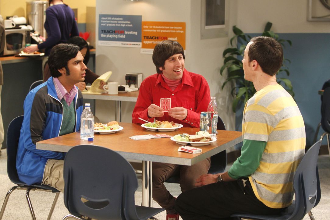 Mit einem Kartentrick treibt Howard (Simon Helberg, M.) seine Freunde Raj (Kunal Nayyar, l.) und Sheldon (Jim Parsons, r.) fast in den Wahnsinn ... - Bildquelle: Warner Bros. Television