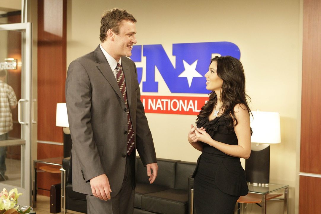 Bei den Dreharbeiten zu "How I Met Your Mother": Kim Kardashian (r.) und Jason Segel (l.) - Bildquelle: 20th Century Fox International Television