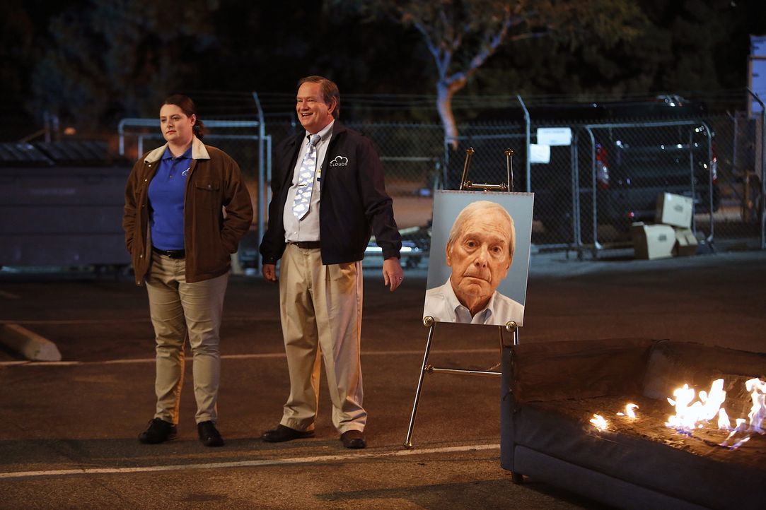 Da das Möbelstück, auf dem der fremde Herr verstorben ist, sowieso vernichtet werden muss, veranstalten Dina (Lauren Ash, l.) und Glenn (Mark McKinn... - Bildquelle: Greg Gayne 2015 Universal Television LLC. ALL RIGHTS RESERVED.
