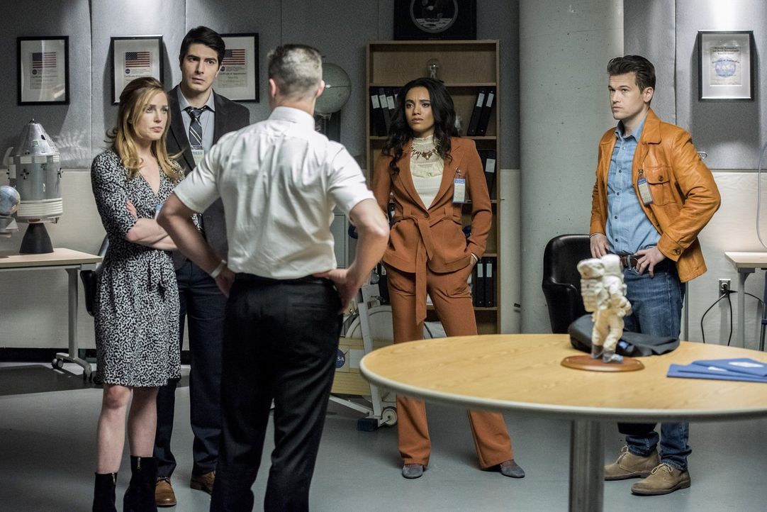 Um das letzte Fragment des Speers in Sicherheit zu bringen, müssen (v.l.n.r.) Sara (Caity Lotz), Ray (Brandon Routh), Henry (Matthew MacCaull), Amay... - Bildquelle: Warner Brothers