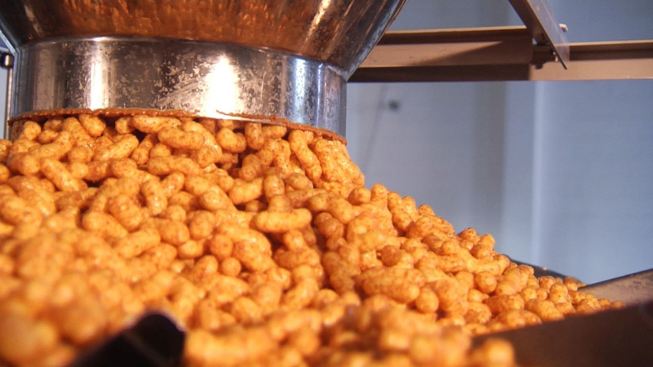 "Galileo" geht Lebensmittelmythen auf den Grund und zeigt, wie Erdnussflips hergestellt werden ... - Bildquelle: ProSieben
